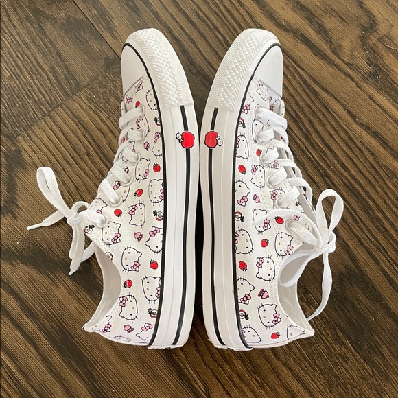 Hello Kitty x converse size 8 - Picture 6 of 10